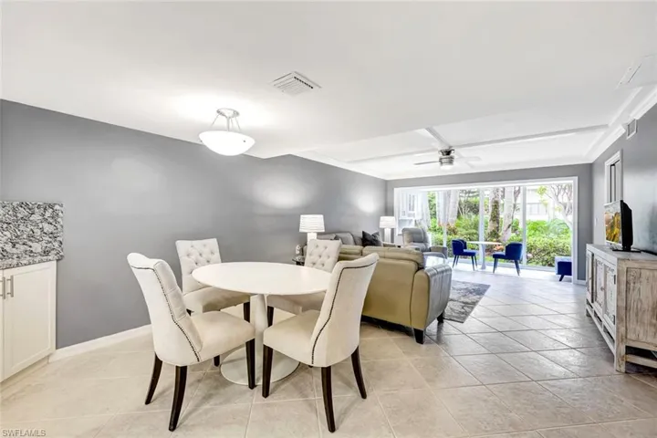 900  8th S AVE, Naples, FL 34102