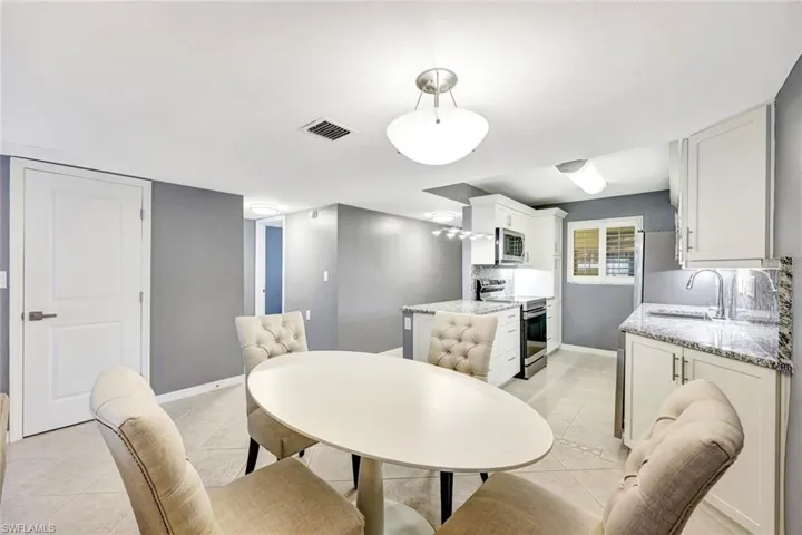 900  8th S AVE, Naples, FL 34102