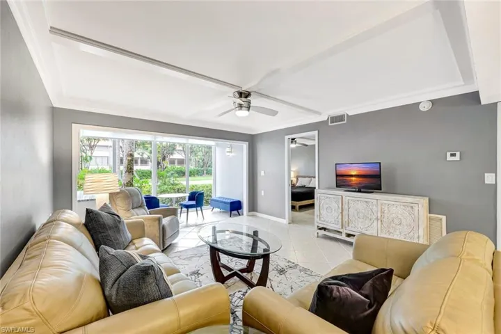 900  8th S AVE, Naples, FL 34102