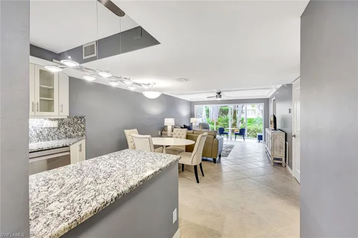 900  8th S AVE, Naples, FL 34102