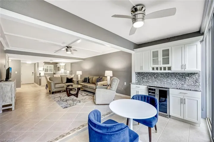 900  8th S AVE, Naples, FL 34102