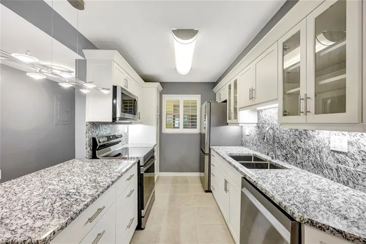 900  8th S AVE, Naples, FL 34102