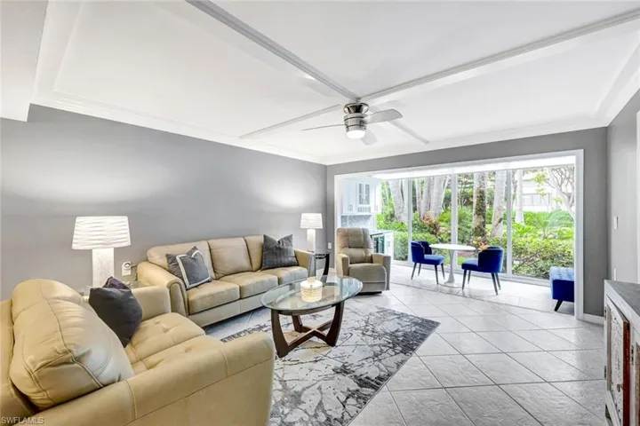900  8th S AVE, Naples, FL 34102