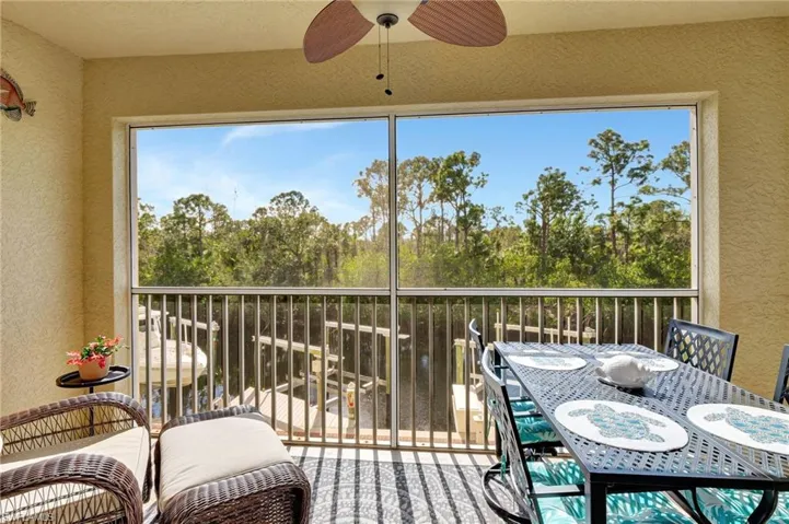 Sunroom with ceiling fan