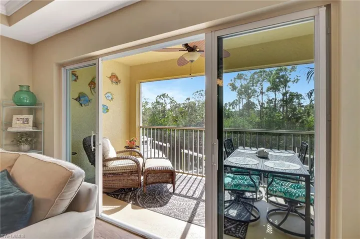 Sunroom with ceiling fan