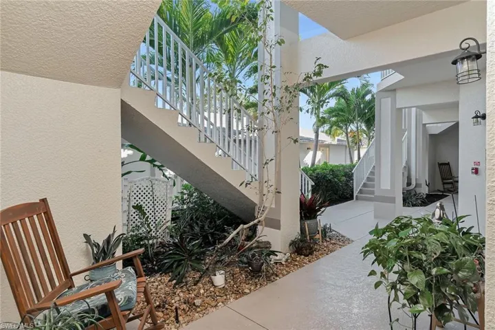 350  Newport  DR, Naples, FL 34114