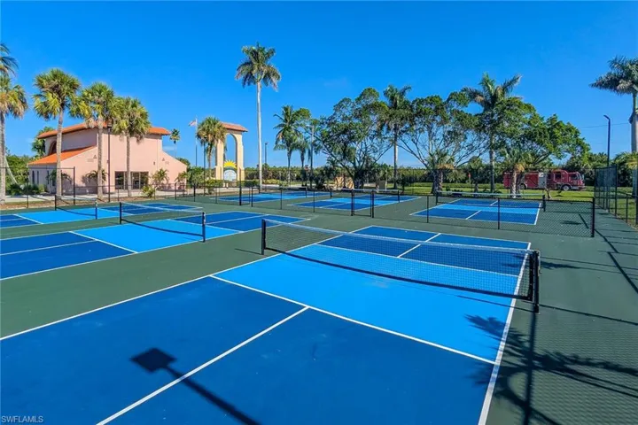 350  Newport  DR, Naples, FL 34114