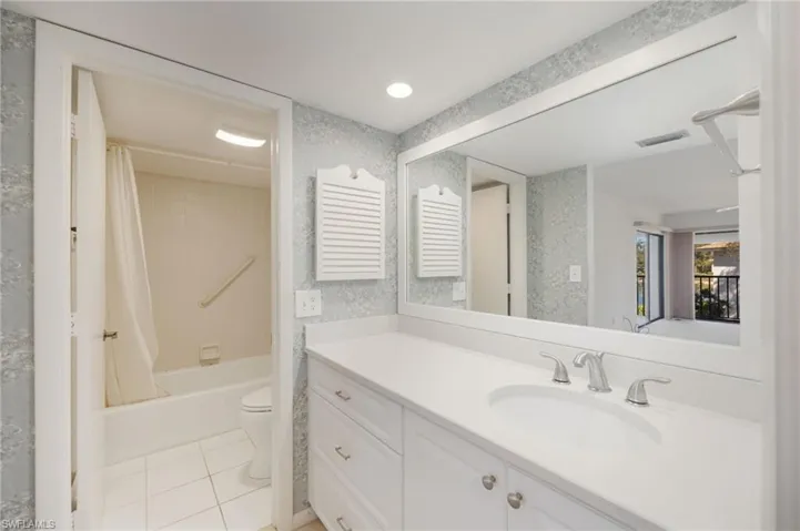 517  Lake Louise  CIR, Naples, FL 34110