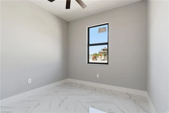Back guest bedroom