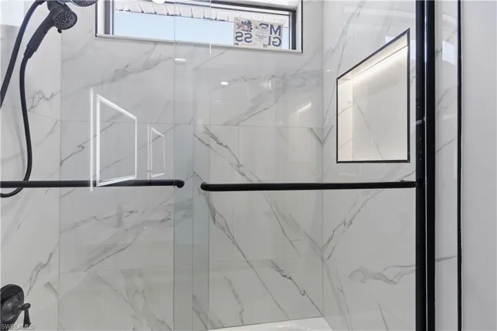 Guest shower with lighted niche
