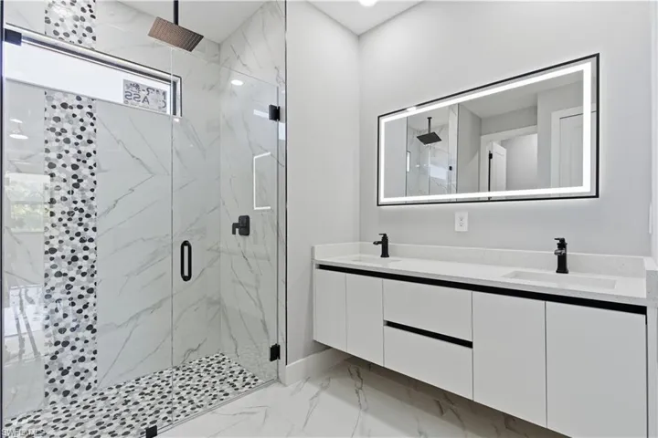 Large shower with dual shower heads