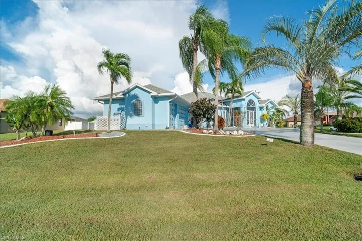 Ranch-style house with a front yard