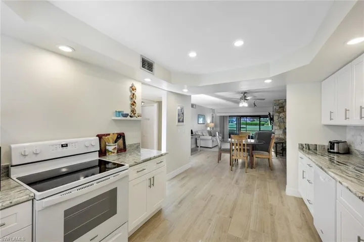 BiG Kitchen- Wood Cabinetry, Soft Close Drawers, Pantry, New Appliances, GREAT Granite Counter Space