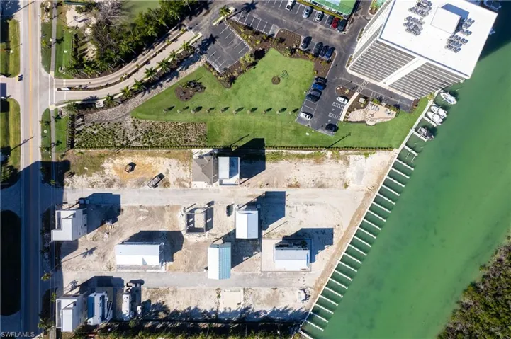 Nestled between the beach and the bay!