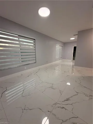Main Entrance/ Empty room with baseboards