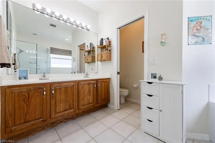 Dual vanity sinks with plenty of light.