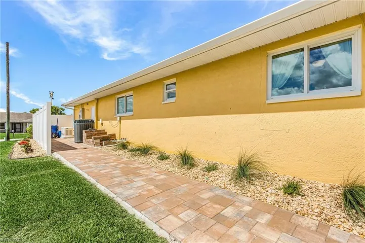 1205 Ne 11th Ter, Cape Coral, Florida 33909