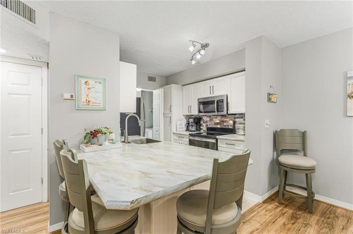 Kitchen/Breakfast Bar
