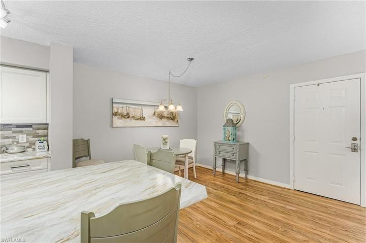 Breakfast Bar/Dining Area