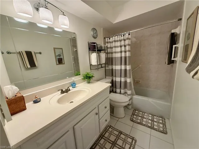 Guest Bath w Tub n shower