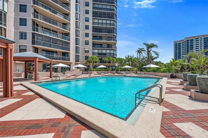 Stunning area with jacuzzi and grilling stations