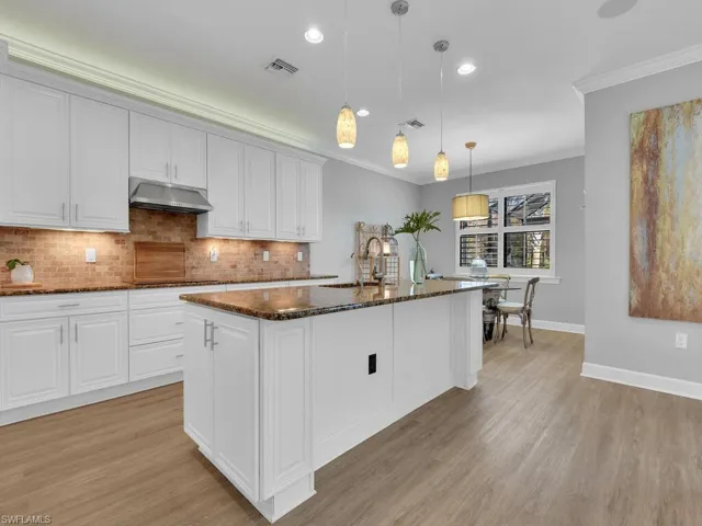 Kitchen w/ Island