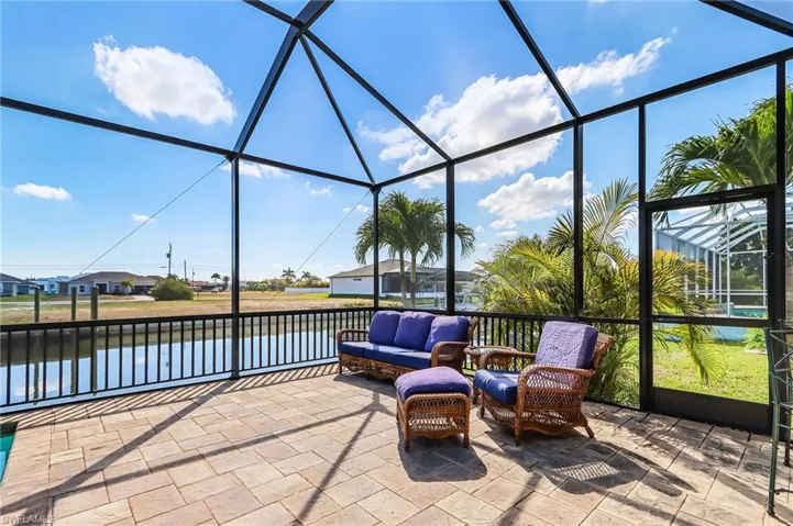 Large Lanai, Pool and Jacuzzi, outdoor shower, outdoor kitchen