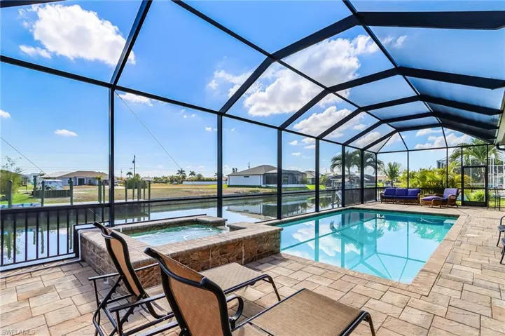 Large Lanai, Pool and Jacuzzi, outdoor shower, outdoor kitchen