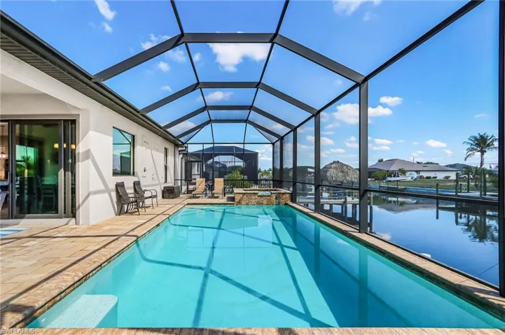 Large Lanai, Pool and Jacuzzi, outdoor shower, outdoor kitchen
