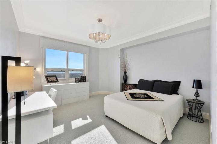 Guests will enjoy the privacy of the 2nd bedroom with an en-suite bathroom, and the endless views to the east.