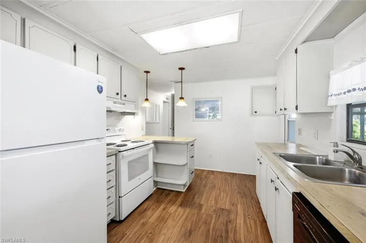 621 Charlemagne Blvd, Naples, Florida 34112