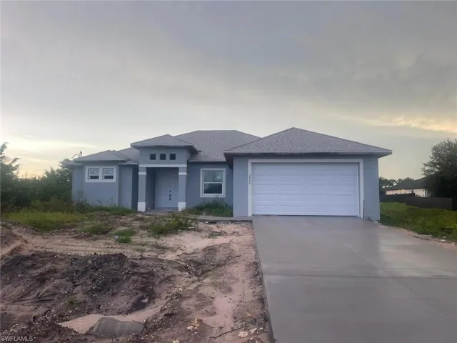 View of front of house featuring a garage