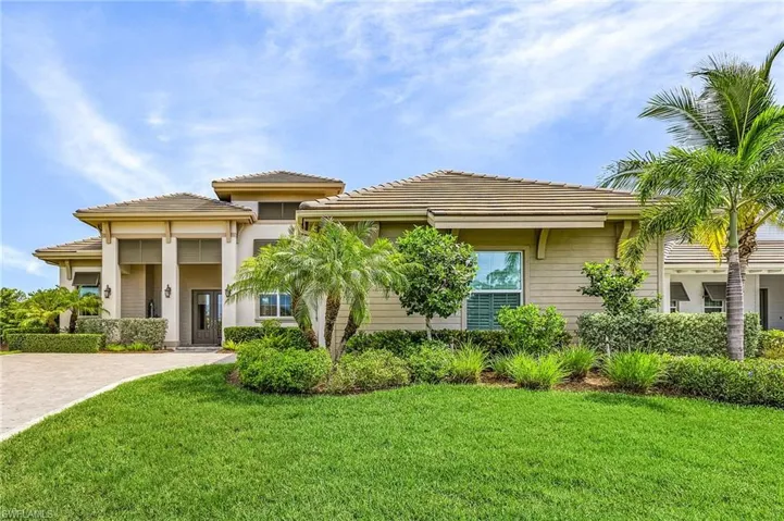 View of front facade with a front yard