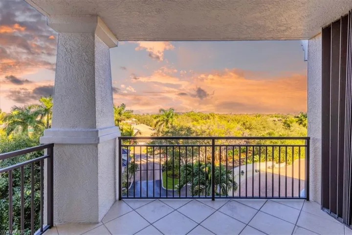 Open Balcony from 2 guest rooms