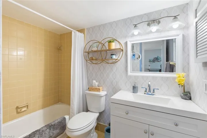 240  Palm  DR, Naples, FL 34112