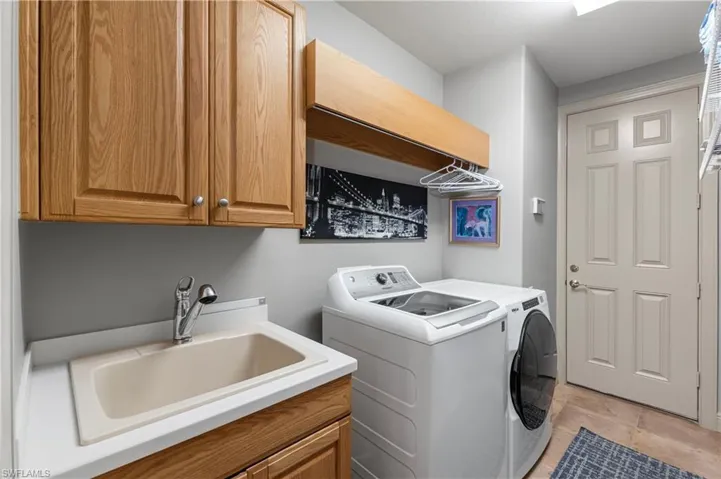 LARGE LAUNDRY ROOM