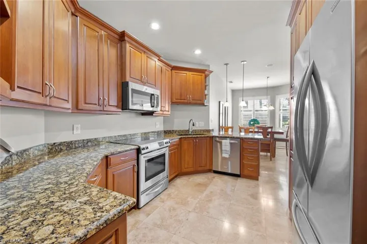 Kitchen w/ample counterspace and cabinets, SS appiances