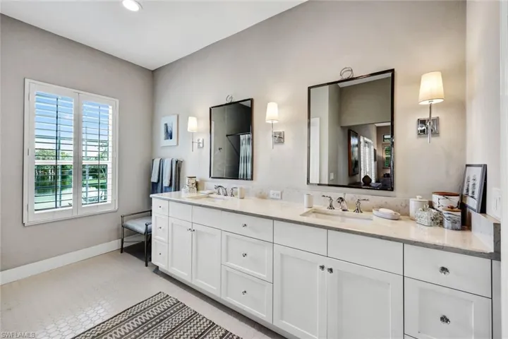 Dual vanities, large open space -- preparing for the day ahead will be a pleasure! Plenty of room for two!