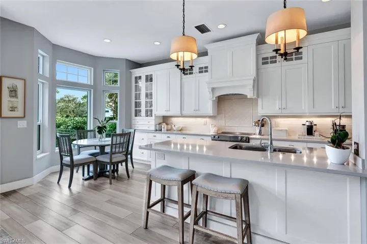 Kitchen & Breakfast area