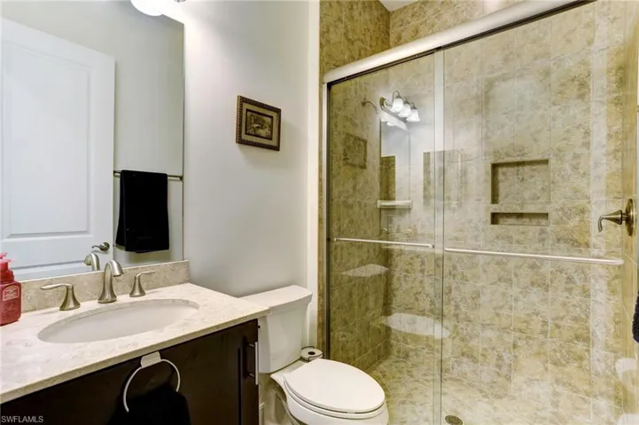 Upstairs Jack/Jill bathroom w/2 vanities