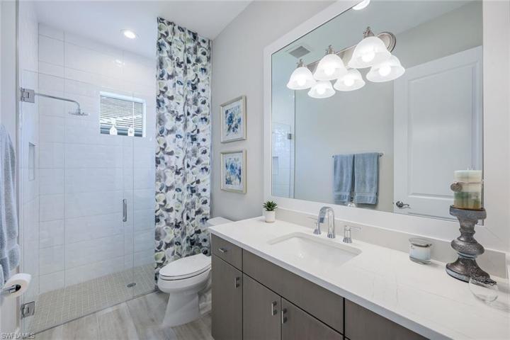 Guest bathroom.
