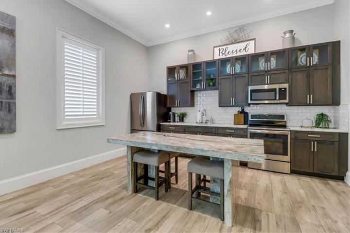 Guest wing has full kitchen - great for visitors or teenagers!