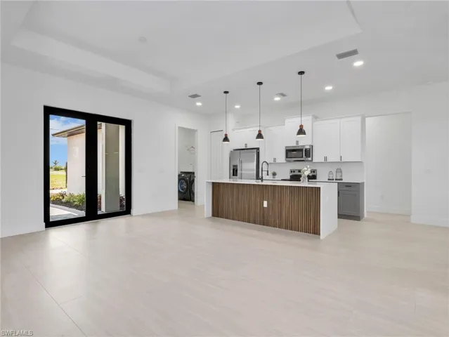 Open Concep living space and kitchen with large island
