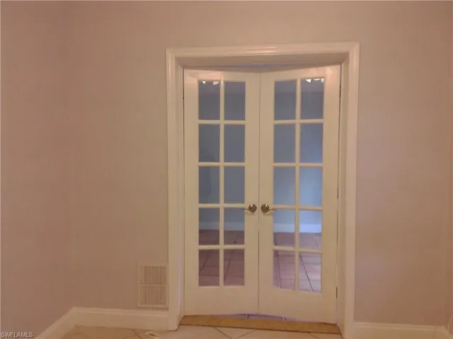 entry to den with closet/bonus room