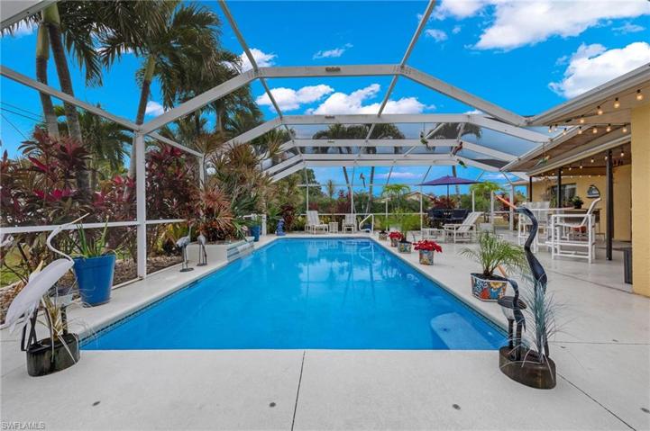 Huge pool with water feature