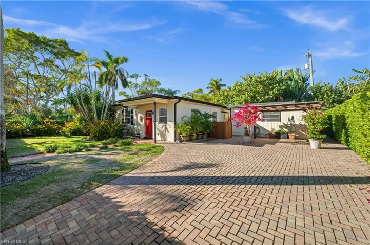 715 10th St N, Naples, Florida 34102