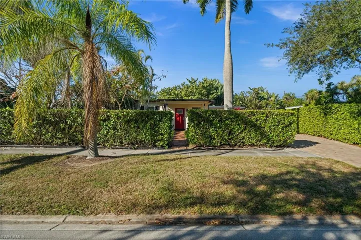 715 10th St N, Naples, Florida 34102