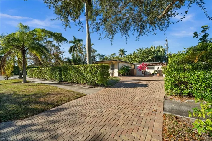715 10th St N, Naples, Florida 34102