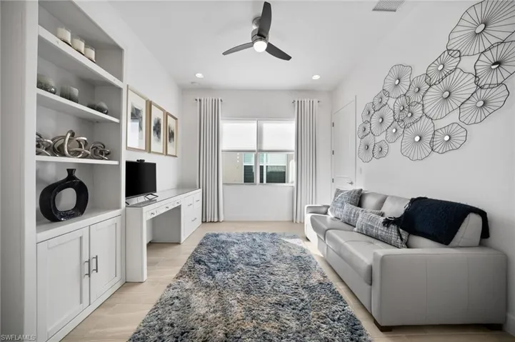 Den/third bedroom (has closet)