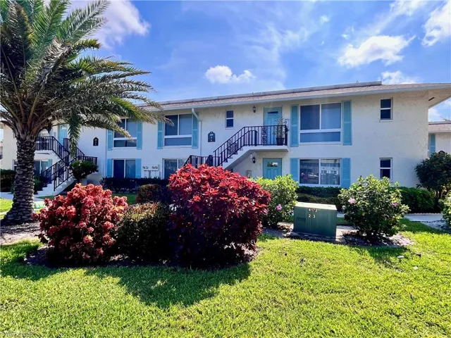 209  Palm  DR, Naples, FL 34112